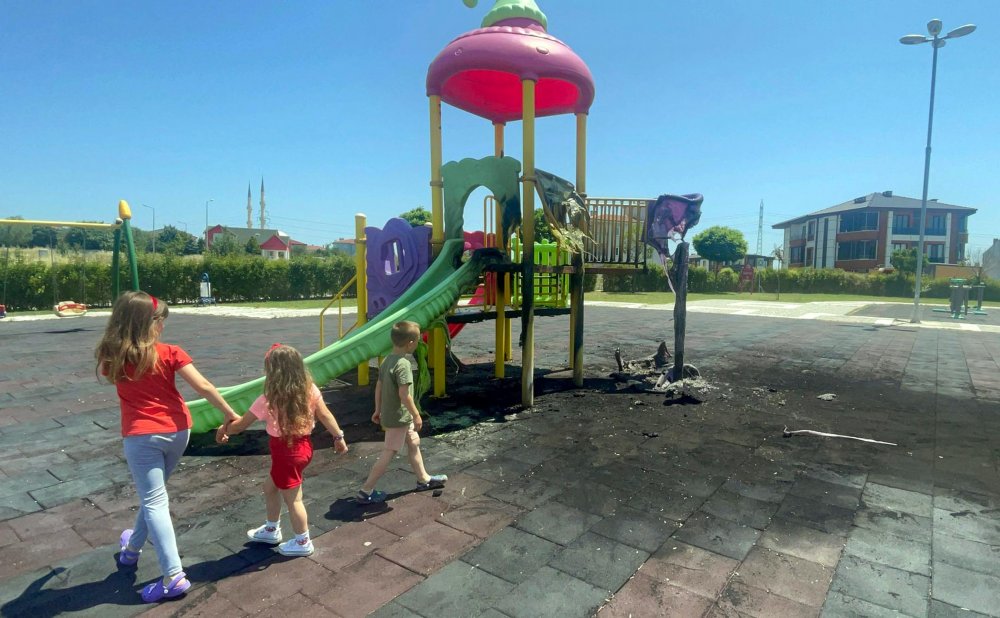 Parktaki çocuk oyun grupları yakıldı