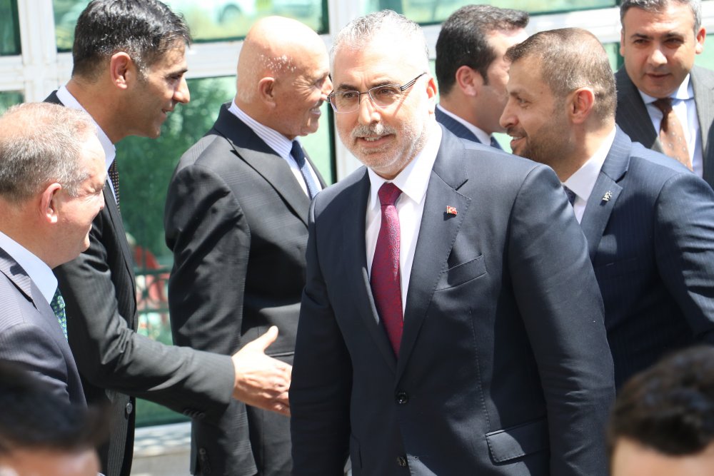 Bakan Işıkhan: Bugünkü Türkiye'nin harcında hükümetin 21 yıllık alın teri ve emeği var