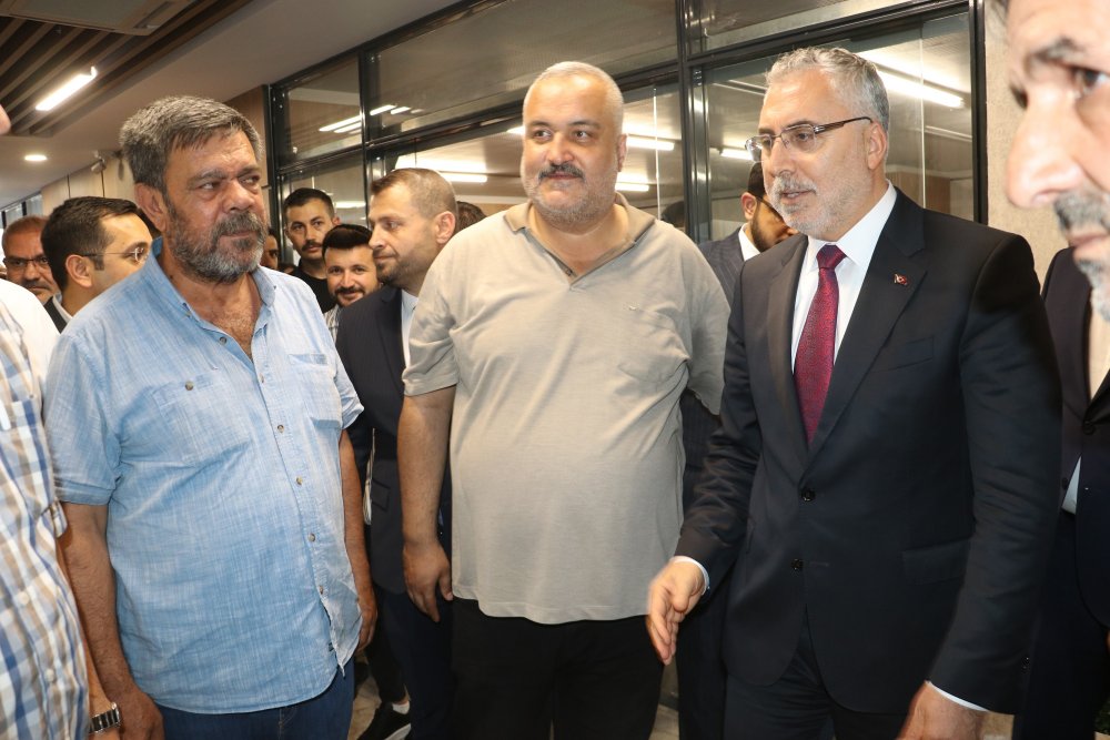 Bakan Işıkhan: Bugünkü Türkiye'nin harcında hükümetin 21 yıllık alın teri ve emeği var