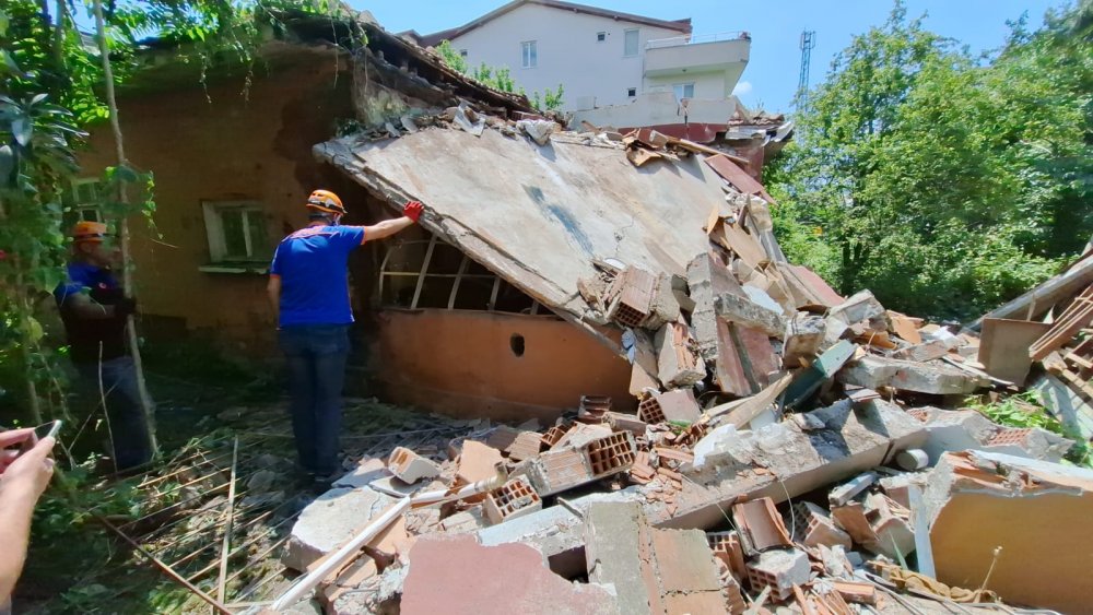 Demir kestikleri evin tavanının çökmesi sonucu 1'i çocuk 2 kişi öldü