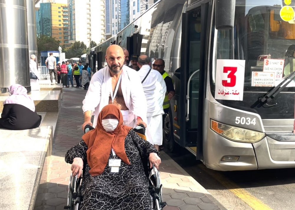 Hacı adayları Arafat yolunda