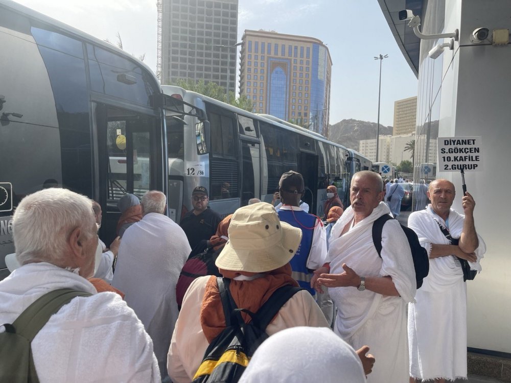 Hacı adayları Arafat yolunda