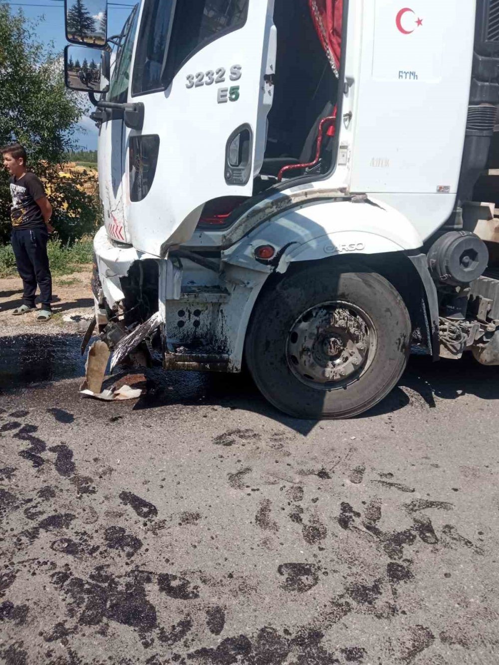 Süt kamyonu traktörle çarpıştı: 2 yaralı