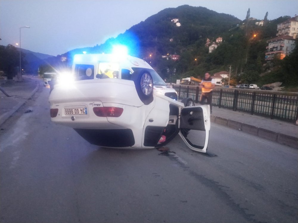 Takla atan otomobildeki 4 kişi yaralandı