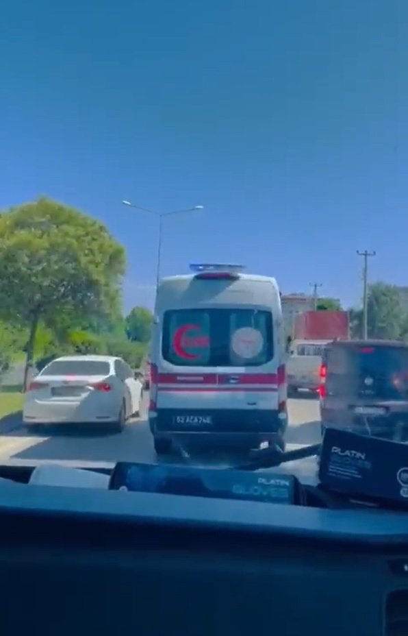 Ambulansa öyle bir şekilde yer verdiler ki, Bakan Koca teşekkür etti