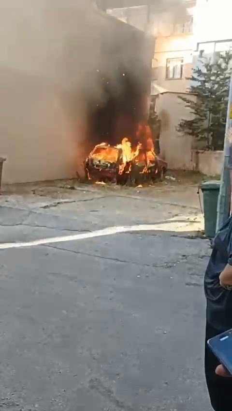 Çocuklar park halindeki aracı yaktı!