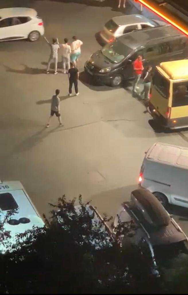 Kavga ettiği kişilere otomobil ile çarptı