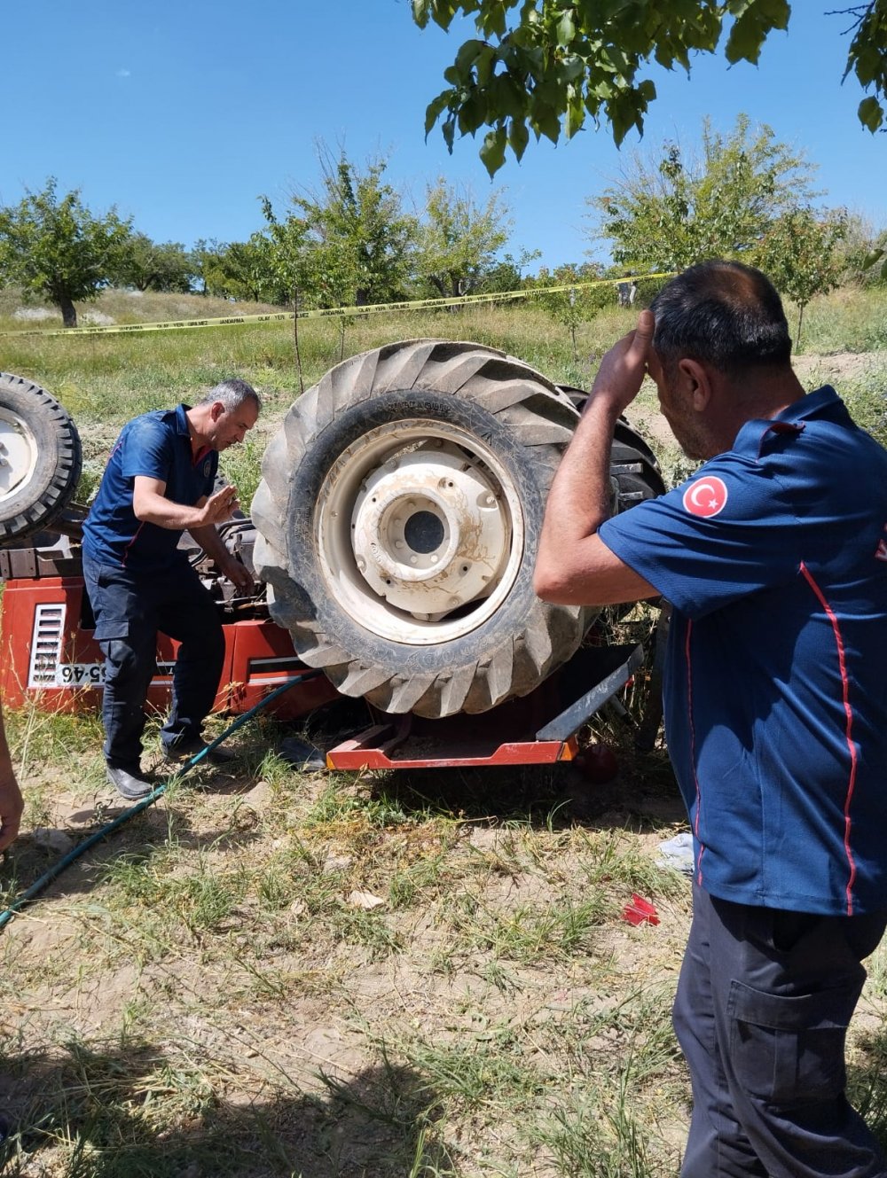 Kullandığı traktörün altında can verdi