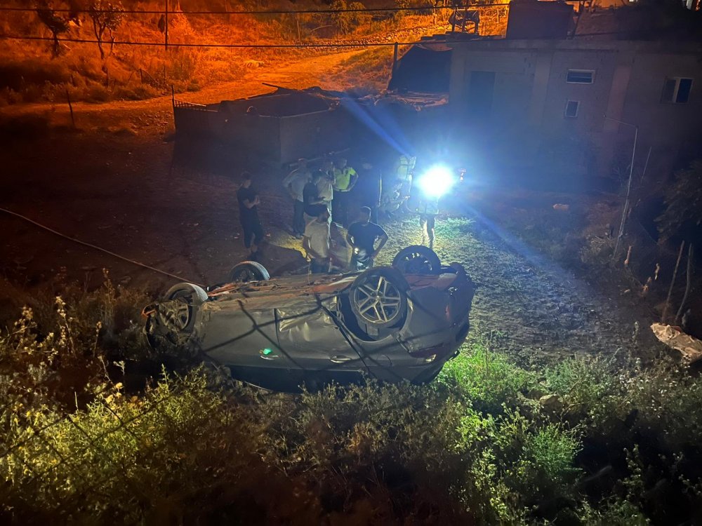 Otomobil evin bahçesine devrildi : 6 yaralı