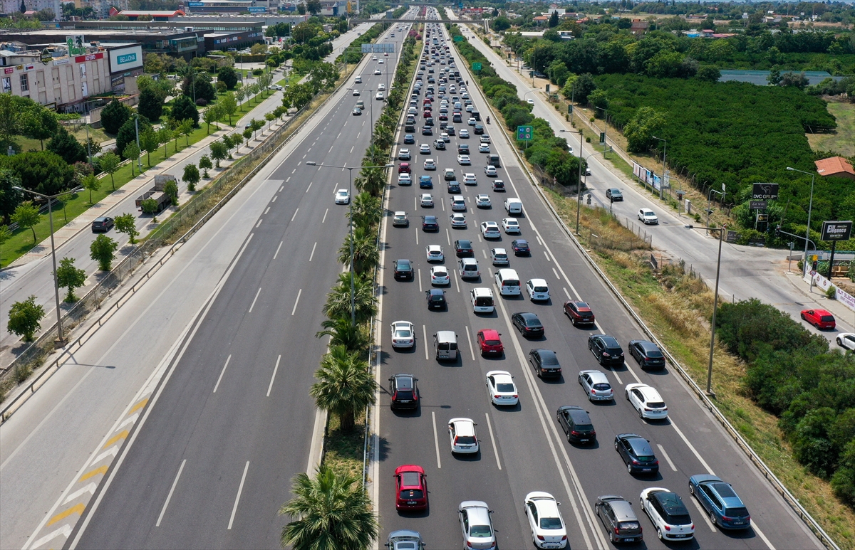 izmirde-tatil-beldelerine-giden-yollarda-uzun-arac-kuyruklari-olustu.jpg