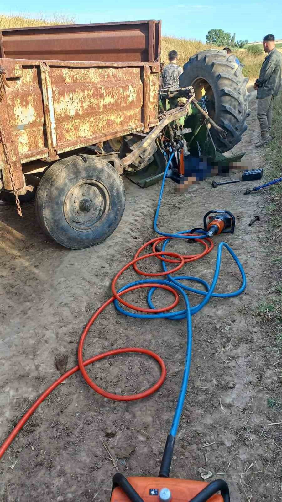 Traktörün altında kalan 14 yaşındaki sürücü hayatını kaybetti