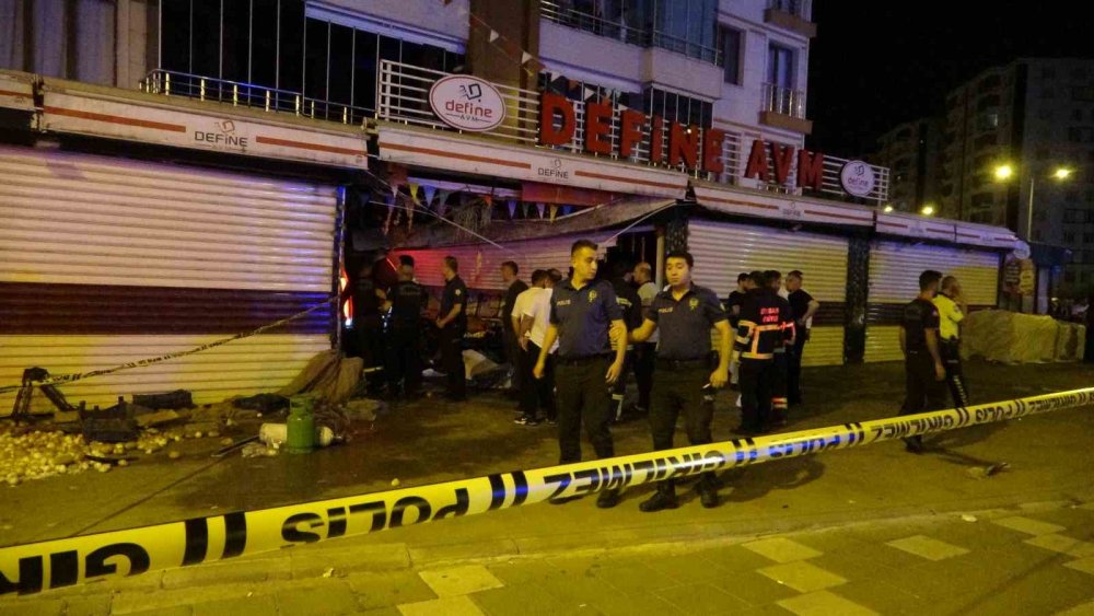 Kontrolden çıkan 2 otomobil markete daldı: 1 ölü, 5 yaralı