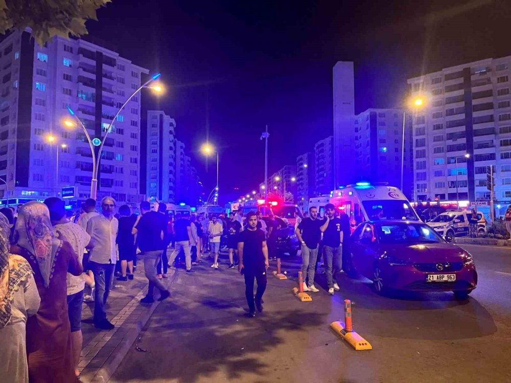 Kontrolden çıkan 2 otomobil markete daldı: 1 ölü, 5 yaralı