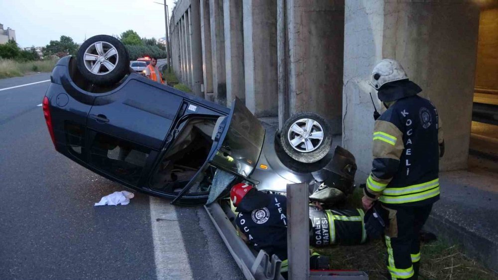 Otomobil bariyere çarpıp takla attı