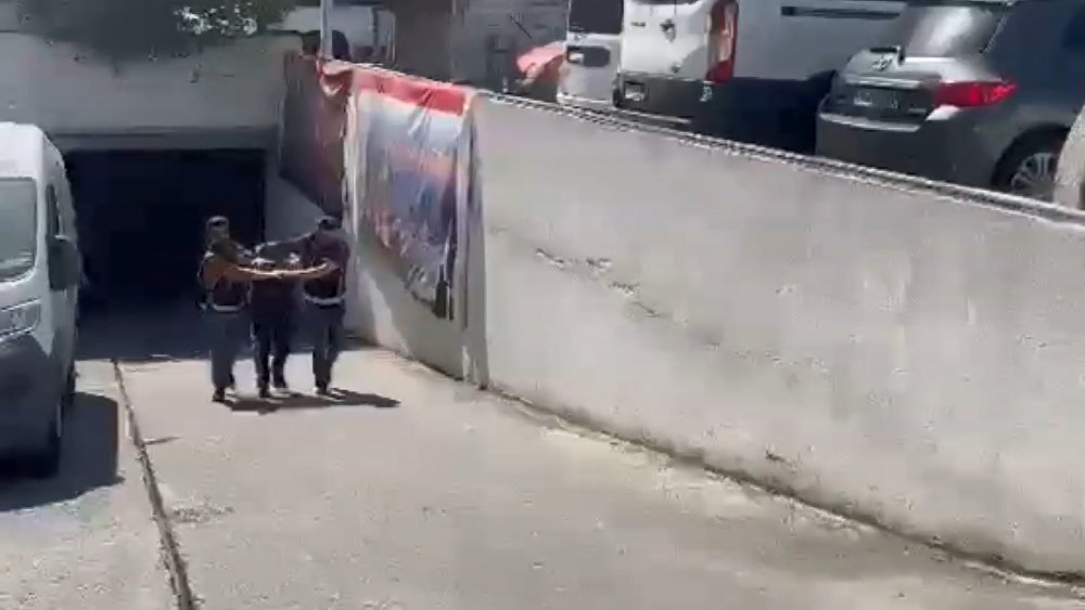 Suç örgütü üyesi TIR'la yurt dışına kaçmak isterken yakalandı