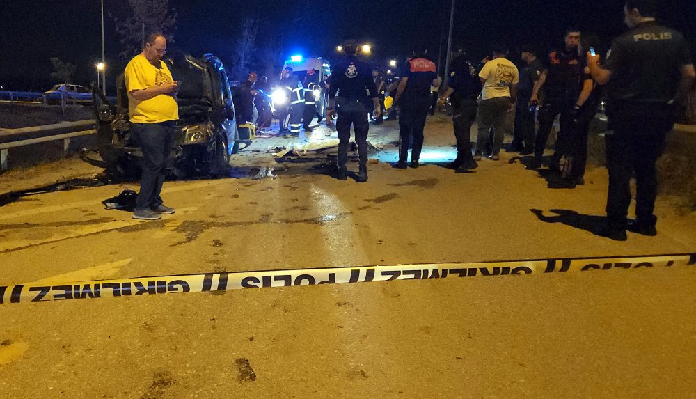 Hafif ticari araç ile otomobil çarpıştı: 2 ölü, 11 yaralı