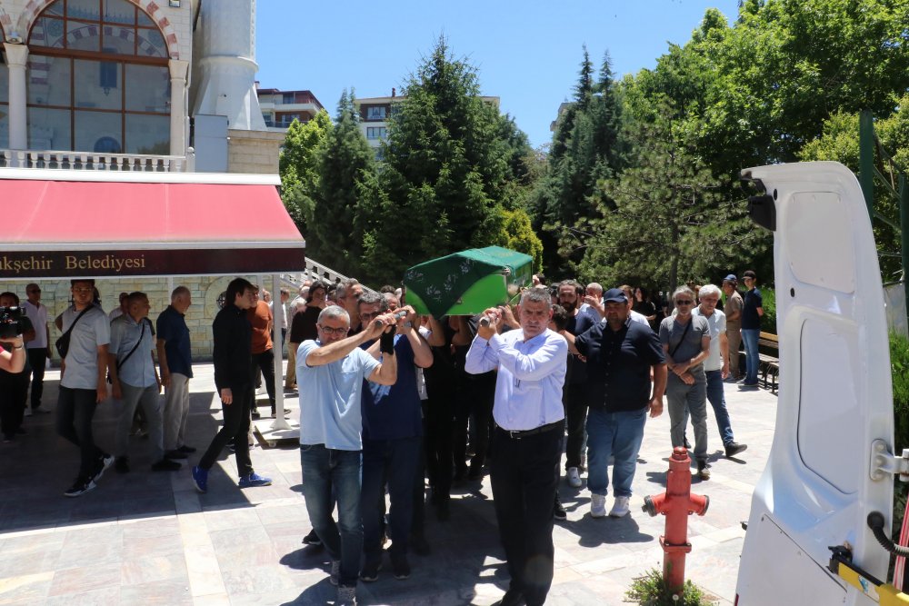 Motosiklet kazasında ölen Ezgi, gözyaşlarıyla son yolculuğuna uğurlandı