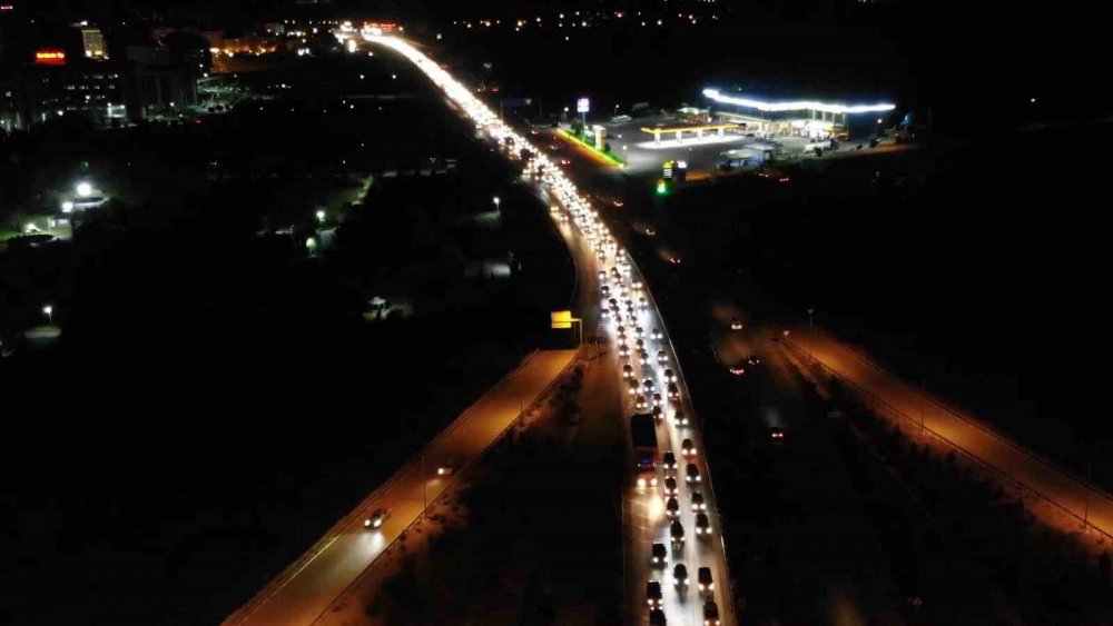 43 ilin geçiş güzergahında gece yarısı yoğunluk: Tatilcilerin dönüş yolcuğu sürüyor
