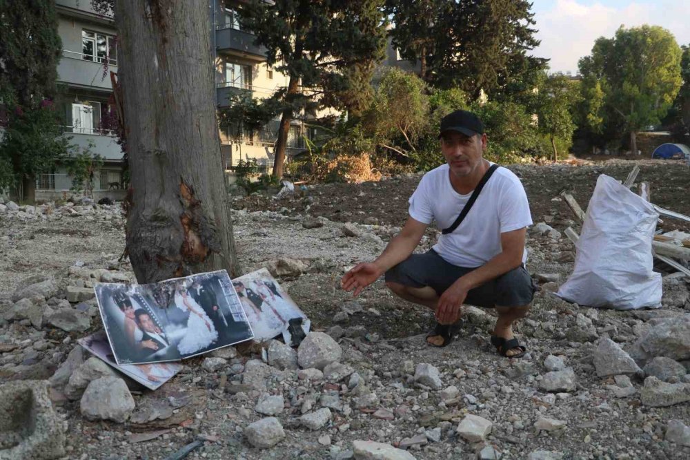 Enkazdan geriye kalan fotoğraf duygulandırdı