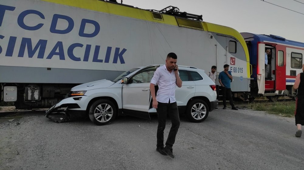 Yolcu treni otomobile çarptı: Sürücü yara almadan kurtuldu