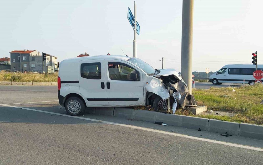 Hafif ticari araç ile otomobil çarpıştı: 4 yaralı