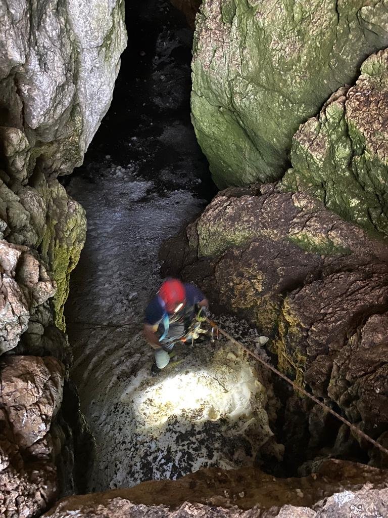 Buz mağarasında 80 metreden düşüp öldü