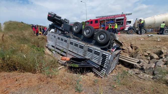Devrilen sac yüklü tırın sürücüsü öldü