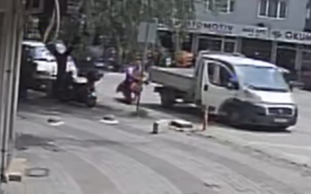 Elektrikli bisikletin kamyonetle çarpıştığı kaza kamerada; 1'i bebek 3 yaralı