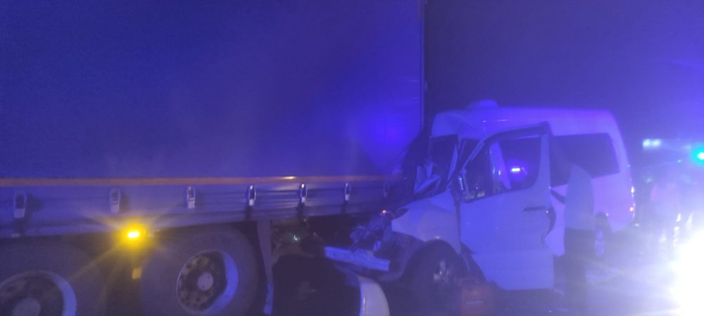 Kırkpınar güreşçilerini taşıyan minibüs TIR'a çarptı: 9 yaralı