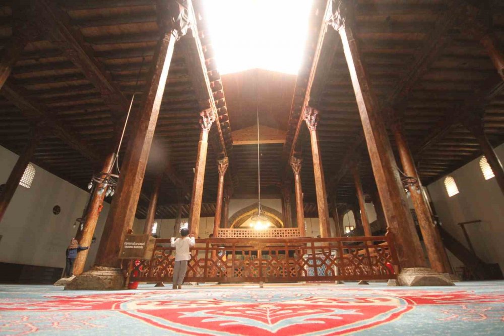 Konya'nın tarihi camisine bayram tatilinde ziyaretçi akını