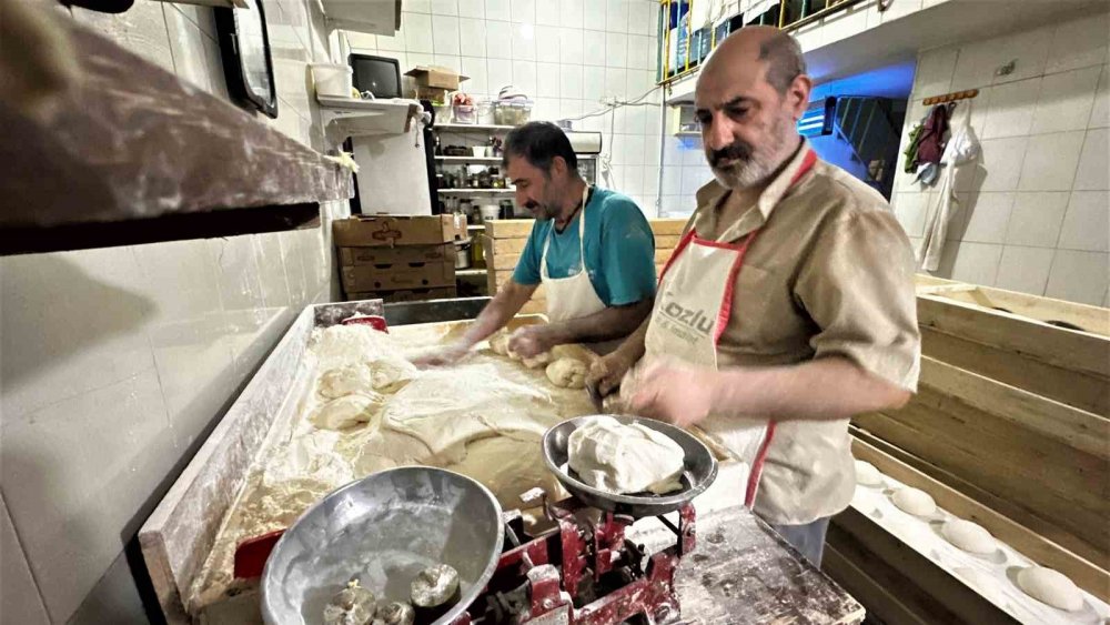 Fırıncılardan sıcaklığa ilginç yöntem: Soğuk duş alıp önlüklerini soğuk suda ıslatıyorlar