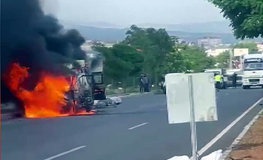 Seyir halindeyken alev alan minibüs yandı