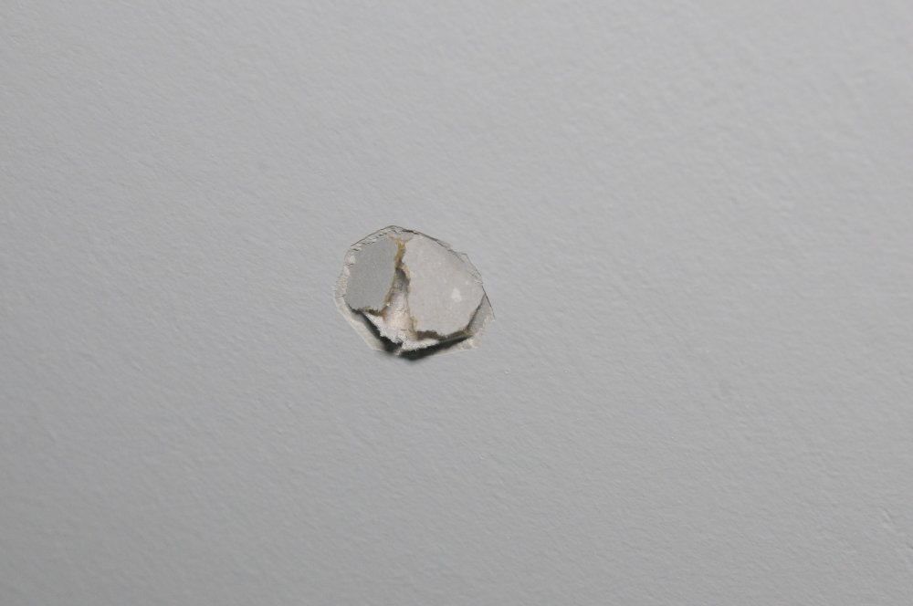 Çatıyı delip eve girdi! Yanına düştü