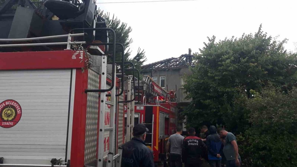 Evin çatısına yıldırım düştü!