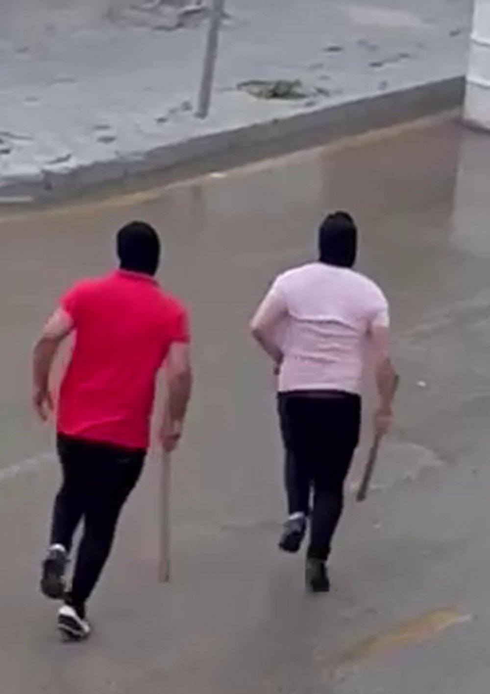 Maskeli grup, 3 kişiyi sopalarla dövdü