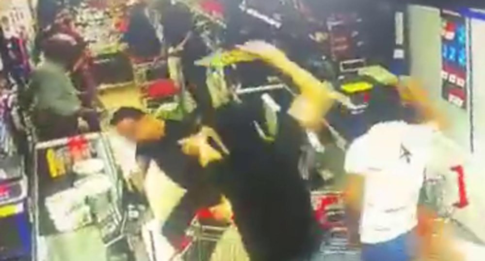 Maskeli grup, 3 kişiyi sopalarla dövdü