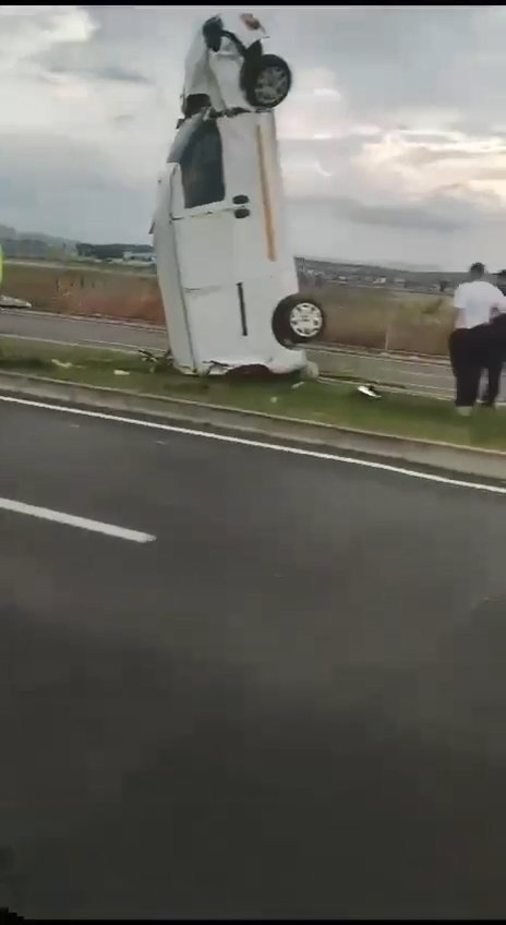 Savrulan kamyonet refüjde dik durdu