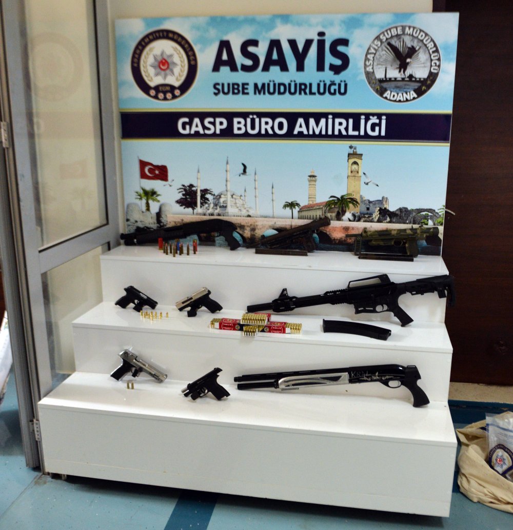 Baba ile oğlunu darbedip 1500 dolarlarını da gasbettiler