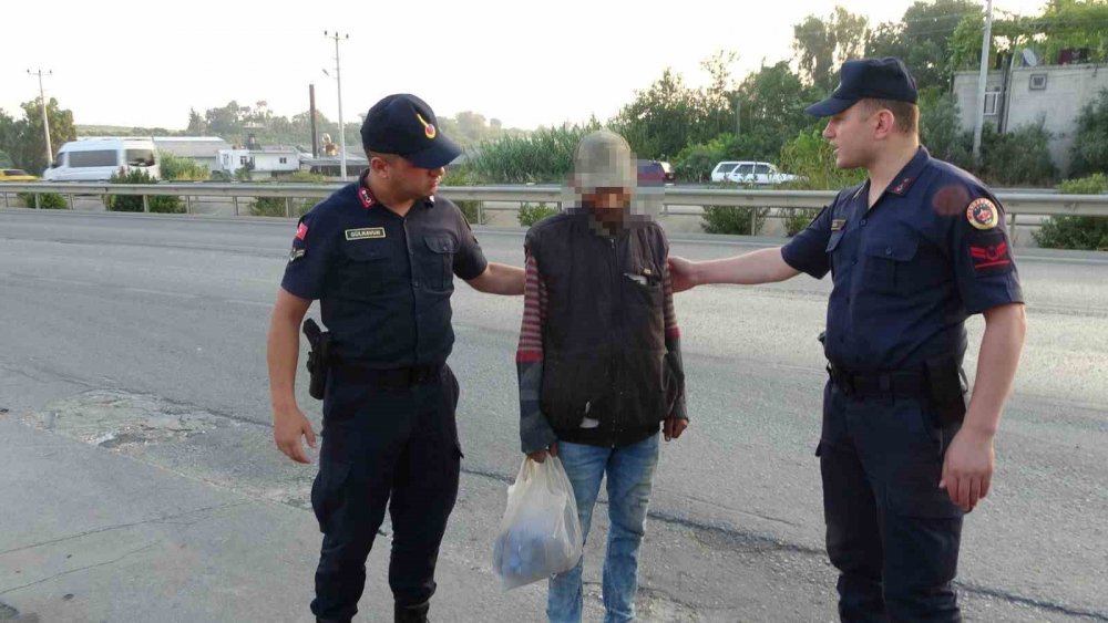 Karayolunun ortasında çıplak ayakla yürüyünce...