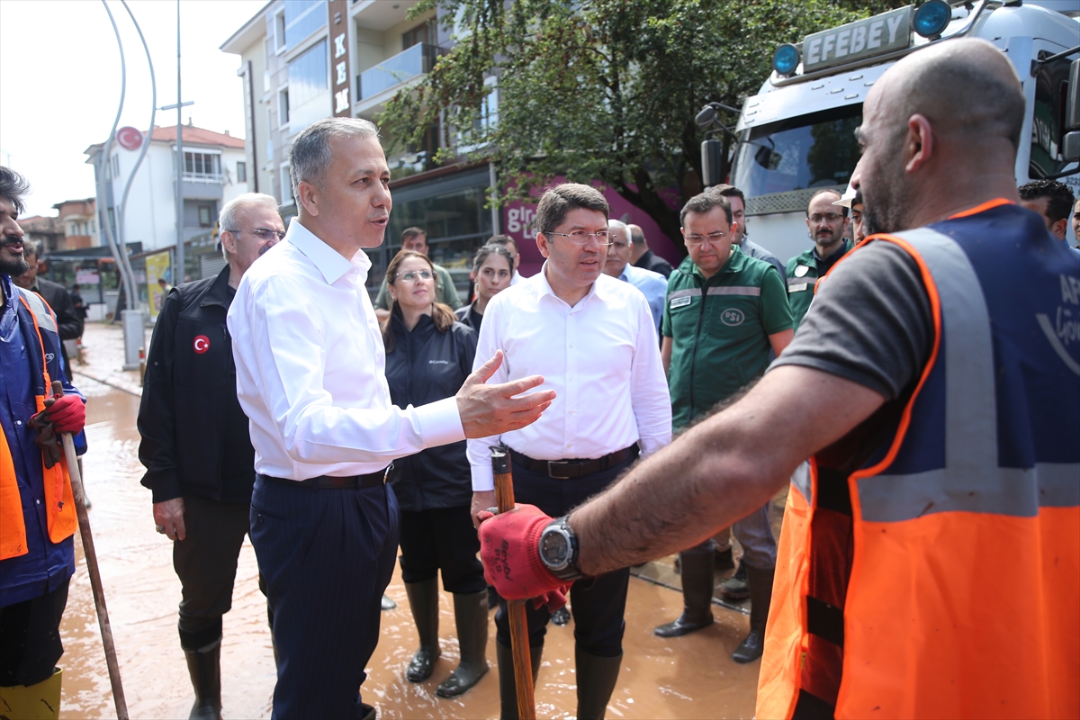 bakanlar-tunc-ve-yerlikaya-selden-etkilenen-bartinda-incelemelerini-surduruyor.jpg