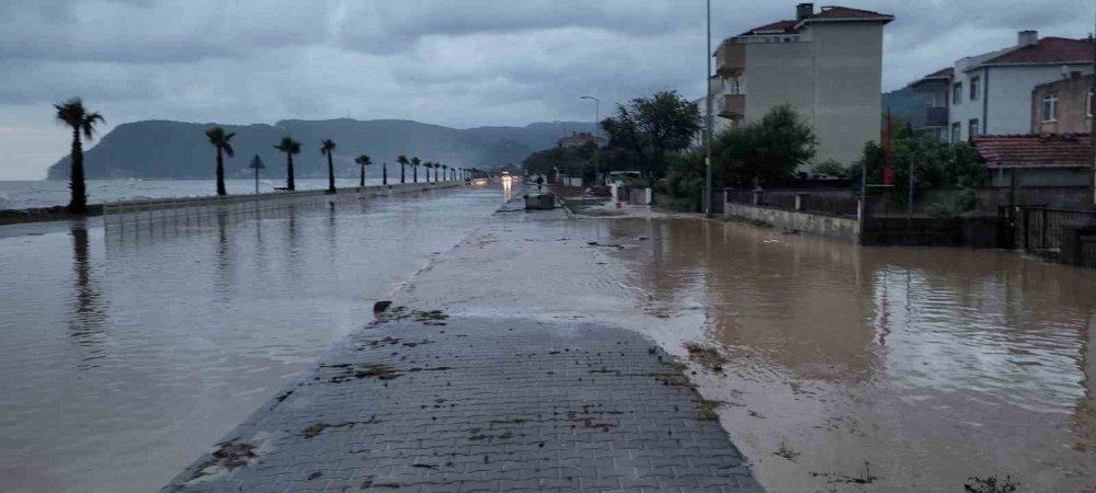 Kastamonu’da sel: 3 mahallede evleri su bastı, Cide-Bartın karayolu kapandı