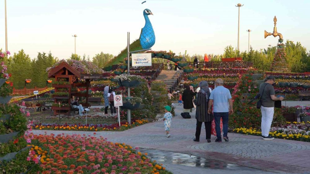 Türkiye'nin en renkli bahçelerinden biri Konya'da