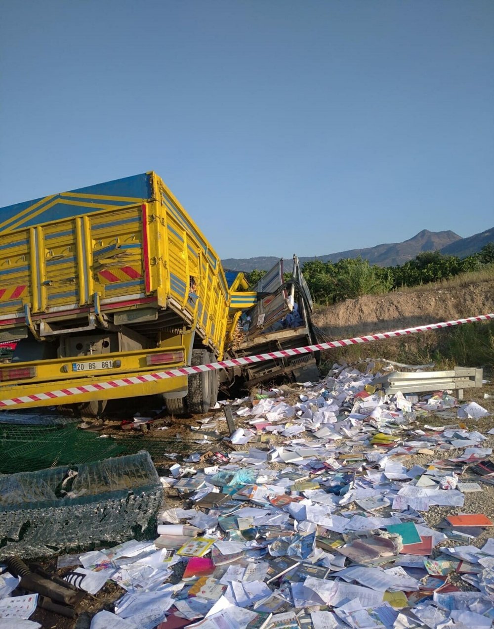 3 aracın karıştığı kazada baba ile kızı öldü, 4 kişi yaralandı