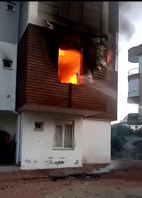 Antalya’da korkutan yangın: 5 kişi dumandan etkilendi