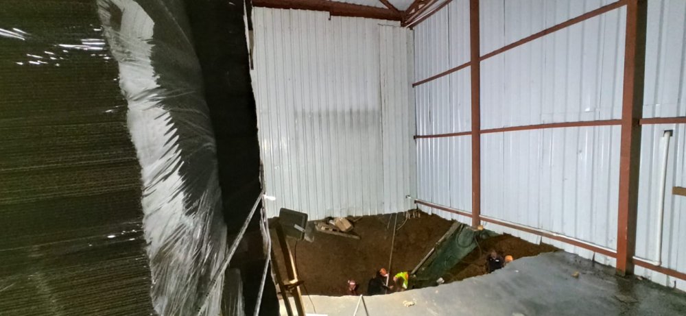 Fabrikada göçük: 3 işçiden 2'si kurtarıldı