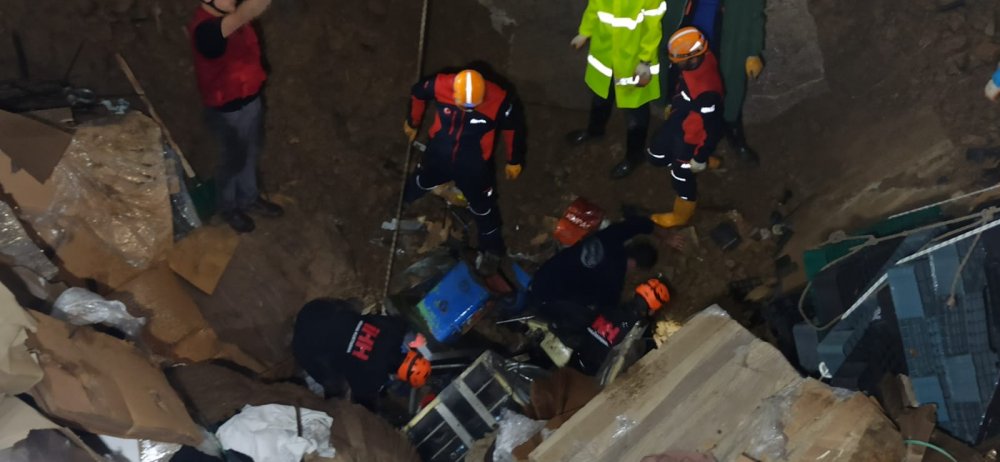 Fabrikada göçük: 3 işçiden 2'si kurtarıldı