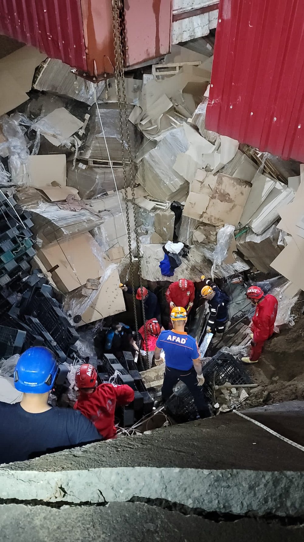 Fabrikada göçük: 3 işçiden 2'si kurtarıldı