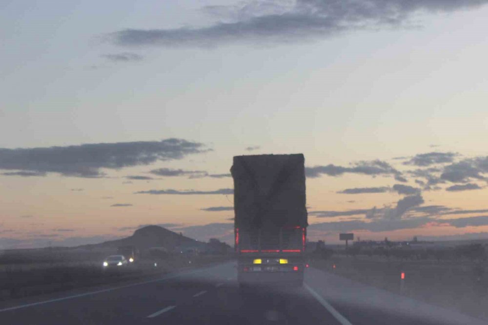 Konya'da kamyonların tehlikeli yolculuğu kamerada