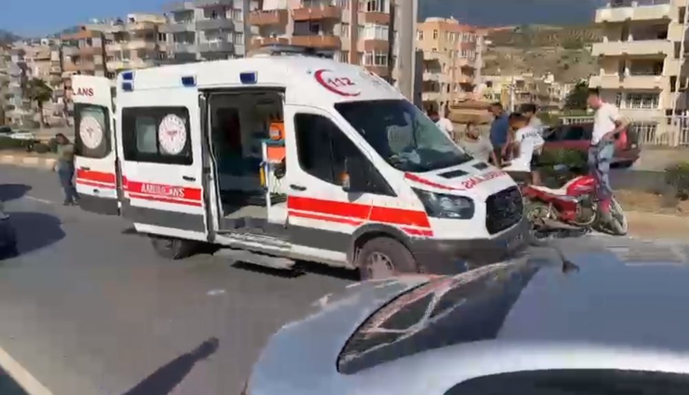 Otomobille motosiklet çarpıştı; 1 ölü, 1 yaralı