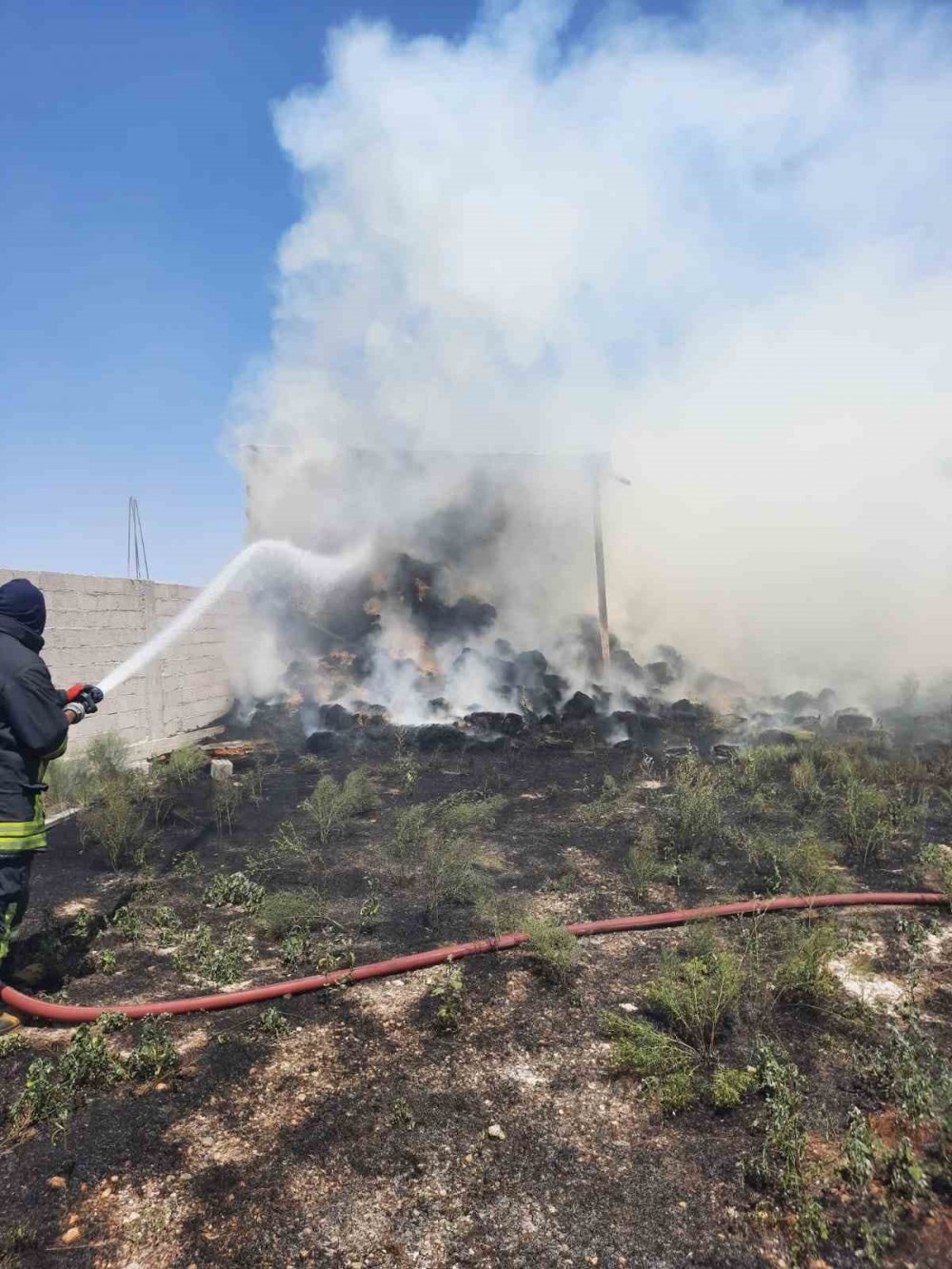 Konya’da yangın! 30 ton saman balyası kül oldu